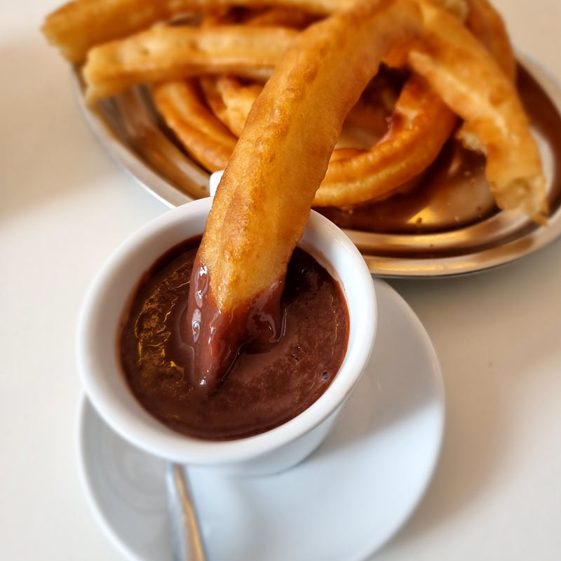 Chocolate con churros: Un Vínculo Centenario en Madrid